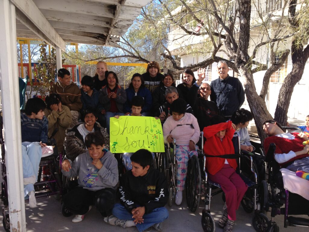 Casa Bethesda group photograph outside thanking the volunteers for their work