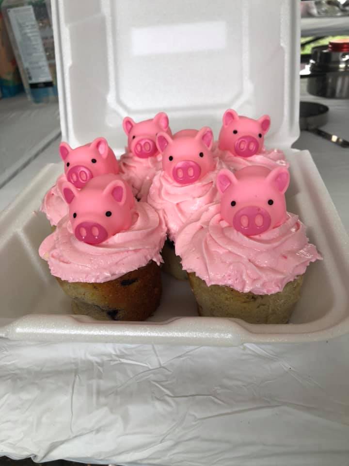 swine and dine piggy themed cupcakes